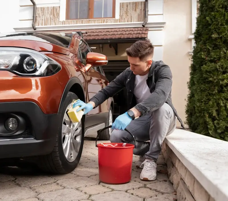 Lavage auto à domicile Étrelles : professionnel intervenant sur un véhicule